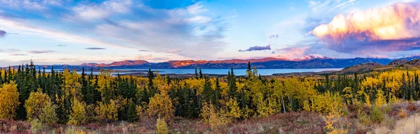 加拿大育空地区拉贝尔吉湖北方森林的落日云彩秋天的山景荒野全景 — 图库照片
