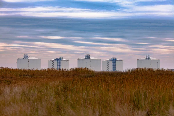 Enormi Serbatoi Stoccaggio Petrolio Greggio Acciaio Costruiti Nella Gulf Coast — Foto Stock