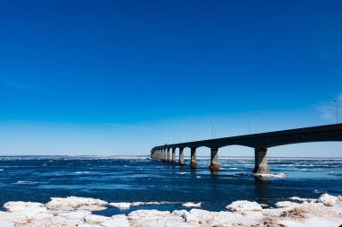 Konfederasyon Köprüsü 'nün somut yapısı Atlantik Okyanusu' nu New Brunswick ve Prens Edward Adası arasında uzanır.