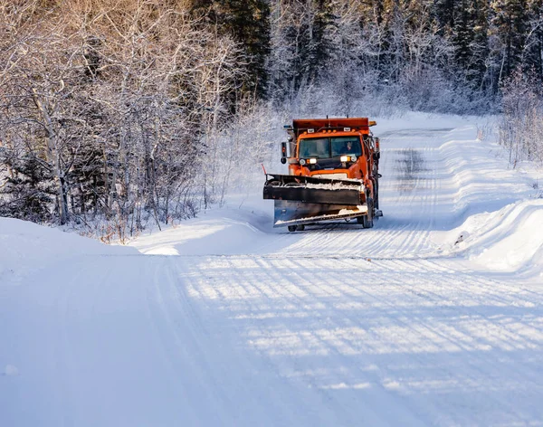 冬季森林乡间道路上的雪铲卡车在清理雪堆供车辆通行后 — 图库照片
