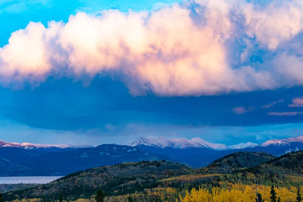 Zware Wolken Bij Zonsondergang Zon Boven Boreale Bos Taiga Herfst — Stockfoto