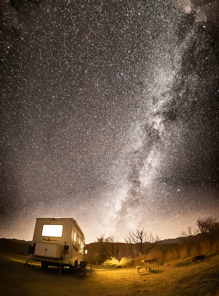 Campeggio Camper Nel Deserto Campeggio Sotto Lattea Cielo Stellato Notte — Foto Stock