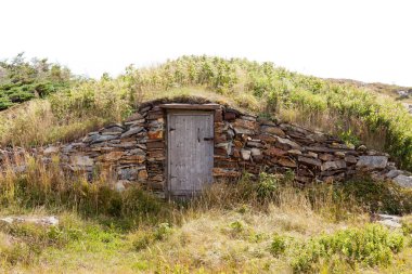 Elliston, Newfoundland, NL, Kanada yakınlarındaki soğuk hava deposunun eski tarihi mahzen soğuk ahşap giriş kapısı.