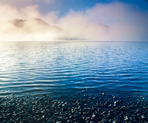 Paisagem Paisagem Nevoeiro Manhã Névoa Sobre Superfície Água Azul Tagish — Fotografia de Stock