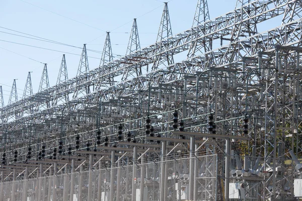Elektrik Güç Şebekesine Hizmet Veren Yüksek Voltajlı Trafo Istasyonu Enerji — Stok fotoğraf
