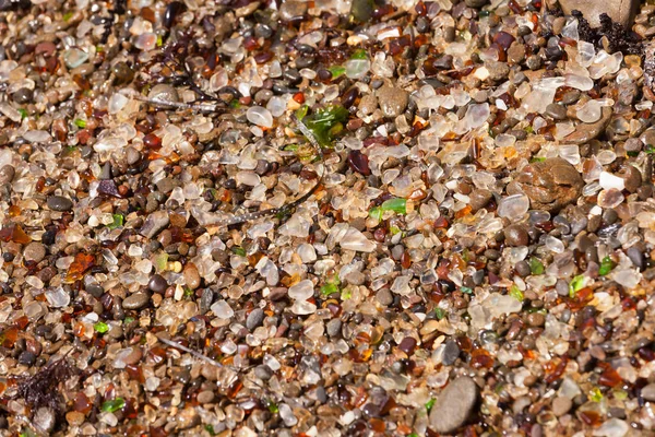 砂利浜の丸みを帯びたガラスシャードやガラス抽象的な背景テクスチャパターン — ストック写真
