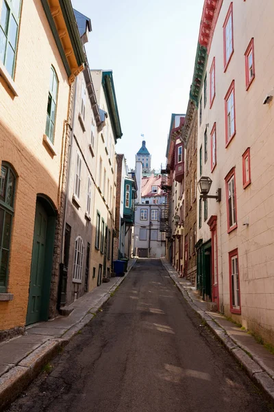 加拿大魁北克旧城佳士得街一条美丽的狭窄街道 旁边排列着古代建筑 — 图库照片
