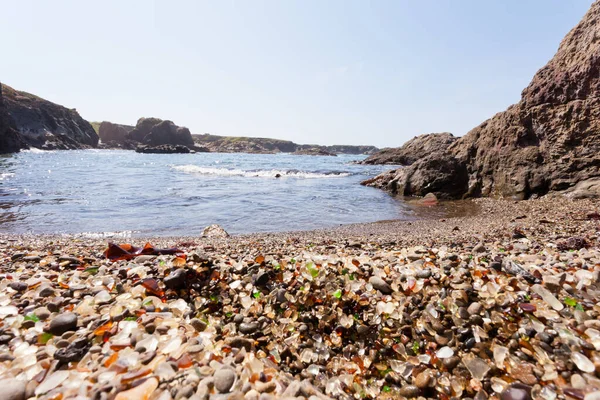 美国加利福尼亚州布拉格堡太平洋砾石海滩上堆积如山的圆形玻璃碎片或玻璃杯 — 图库照片
