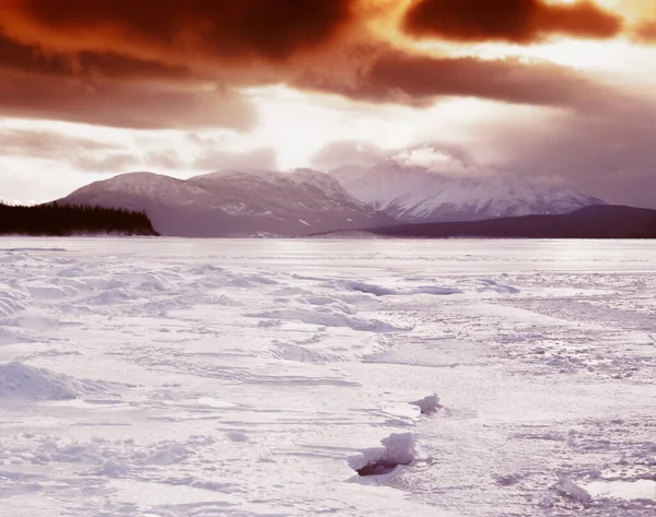 加拿大育空地区结冰的塔吉什湖冬季景观 冬日低阳照射下的暴风雪云 — 图库照片