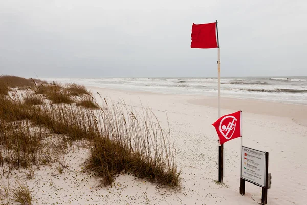 Κόκκινες Σημαίες Ένα Σήμα Ακτή Του Κόλπου Νερό Κλειστό Για — Φωτογραφία Αρχείου