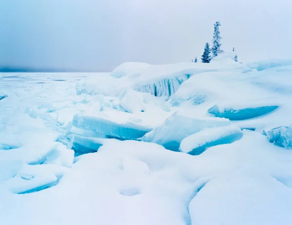 Gefrorene Seeufer Winterlandschaft Aus Wirren Eisschollen Und Weißer Schneedecke Einem — Stockfoto