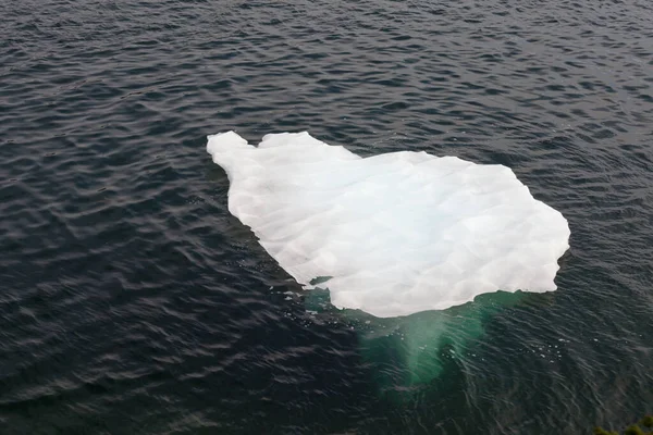 Atlantik Yüzeyinde Yüzen Küçük Buzdağı Yavaşça Eriyip Gidiyor — Stok fotoğraf