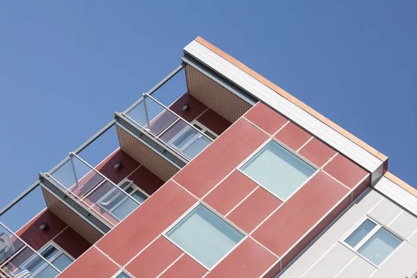 Felső Sarokban Modern Apartman Társasház Magas Emelkedő Épület Nyúlik Kék — Stock Fotó