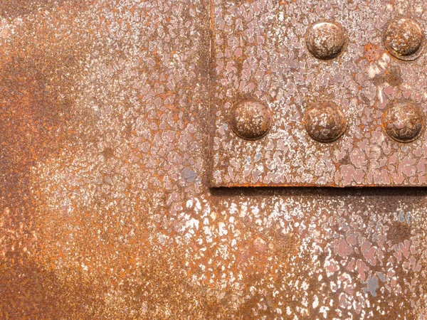 リベット接合鋼構造の錆びた表面鉄板背景テクスチャパターン — ストック写真