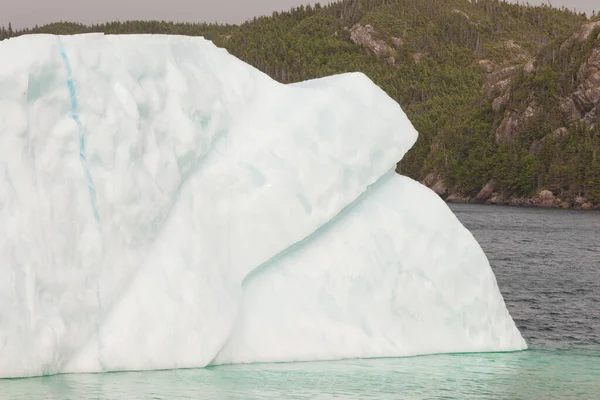 Parte Enorme Iceberg Derretendo Águas Costeiras Oceano Atlântico Largo Terra — Fotografia de Stock