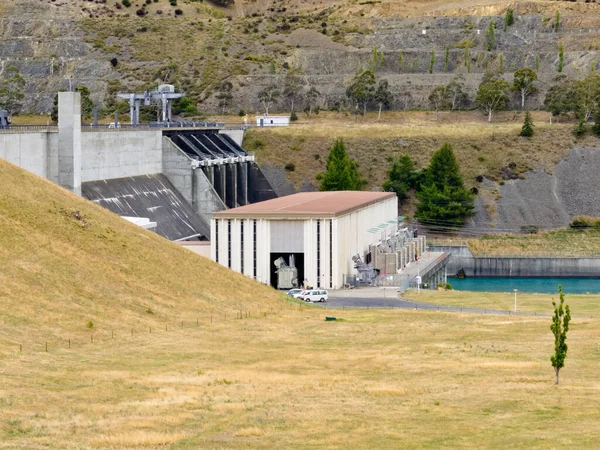 Waterkrachtcentrale Generator Huis Aan Voet Van Betonnen Dam Smalle Rivier — Stockfoto
