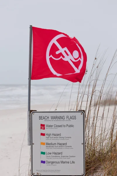 Červená Vlajka Znamení Pobřeží Zálivu Signál Vody Uzavřen Pro Veřejnost — Stock fotografie