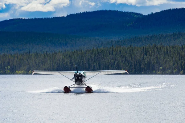 カナダ ユーコン準州の北半球の森林タイガのリモート荒野湖に水上飛行機着陸 — ストック写真