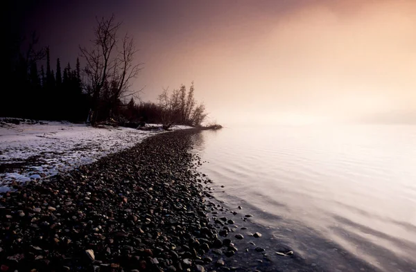 加拿大育空地区Tagish湖平静的水面上笼罩着令人毛骨悚然的早冬风景雾 — 图库照片