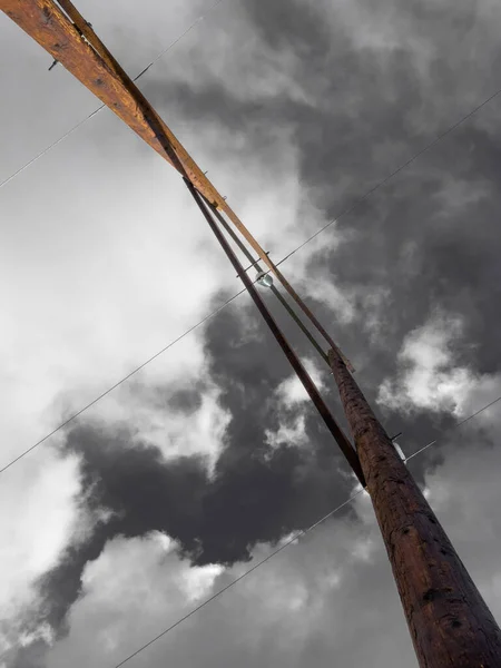 Деревянные Столбы Высоковольтной Линии Электропередачи Прямо Облаков — стоковое фото