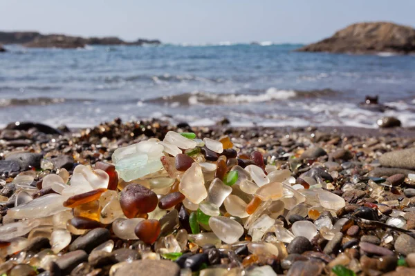 カリフォルニア州フォートブラッグの丸みを帯びたガラスの破片または海ガラスの山 太平洋の背景がぼやけている米国 — ストック写真