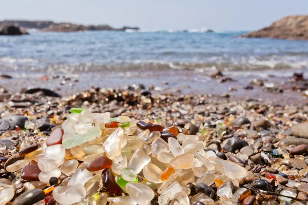 Pilha Fragmentos Vidro Arredondado Vidro Marinho Praia Cascalho Oceano Pacífico — Fotografia de Stock