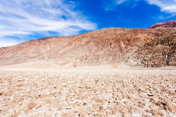 死の谷荒涼とした砂漠の風景 デスバレー国立公園 カリフォルニア州 カリフォルニア州 米国の海面下のBadwater Basin最低点の乾燥しょっぱい地殻 — ストック写真