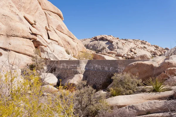 Barker Dam Σκυροδέματος Vintage Mojave Desert Ranching Υποδομές Για Πότισμα — Φωτογραφία Αρχείου