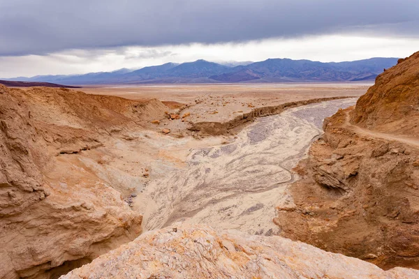 美国加利福尼亚州 加利福尼亚 死亡谷国家公园 阿罗约临时溪流道石流进入死亡谷荒芜的沙漠景观的巴德沃特盆地 — 图库照片