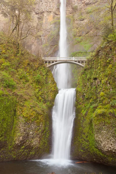 Bekende Bezienswaardigheid Van Multnomah Falls Met Zijdezacht Water Benson Footbridge — Stockfoto