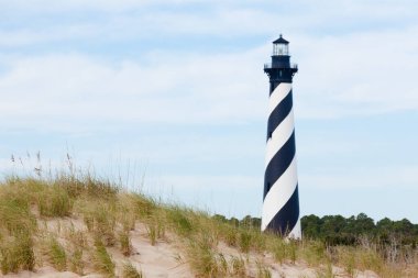Cape Hatteras Deniz Feneri kuleleri, ABD 'nin Kuzey Carolina, Buxton yakınlarındaki Outer Banks adasının kumsal tepeleri üzerinde.