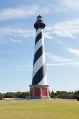 Cape Hatteras Deniz Feneri. ABD 'nin Kuzey Carolina, Buxton yakınlarındaki Outer Banks OBX Hatteras Adası' ndaki tarihi deniz seyrüsefer altyapısı.