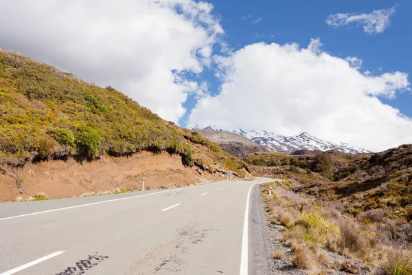 ニュージーランドの高速道路は ニュージーランドのトンガリロ国立公園でRuapehu山の雪をかぶった活火山の高山風景の中にアップロード — ストック写真