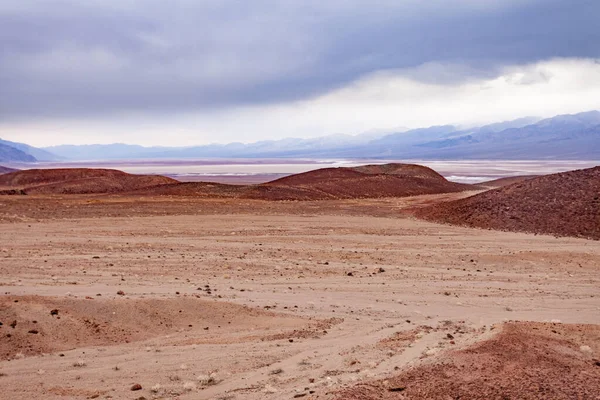 Ölüm Vadisi Badwater Havzası Üzerinde Ağır Bulutlar Çöl Manzarası Ölüm — Stok fotoğraf