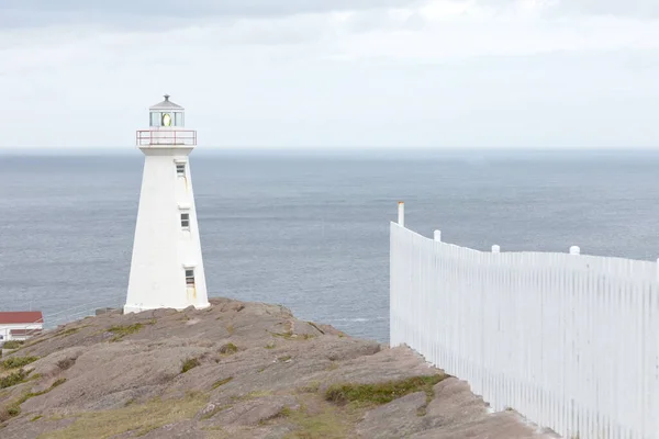 加拿大纽芬兰拉布拉多省加拿大东部最东部地区斯皮尔斯角灯塔国家历史遗迹的白色围栏和新的实用灯塔 加拿大Nl — 图库照片