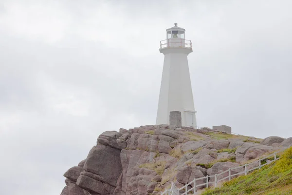 ケープ スペア ライトハウス国立史跡 カナダの最も東の場所 ニューファンドランド ラブラドール州 カナダ Cdの岩の露頭に新しい機能灯台 — ストック写真