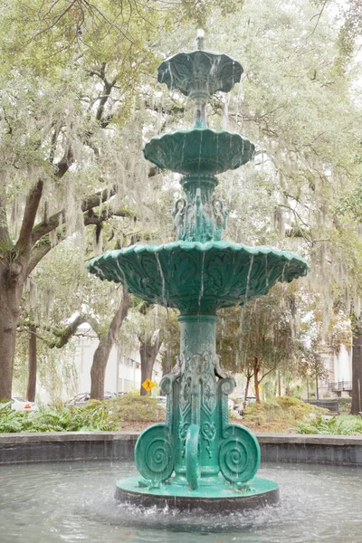 美国佐治亚州萨凡纳市历史城区拉法耶特广场橡树下的喷泉 — 图库照片