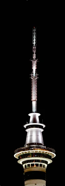ニュージーランドのオークランドで夜に照明された通信アンテナを備えたスカイタワーのトップ — ストック写真