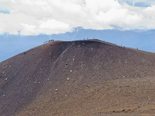 Senderistas Largo Del Cruce Alpino Sendero Senderismo Meseta Volcánica Central — Foto de Stock