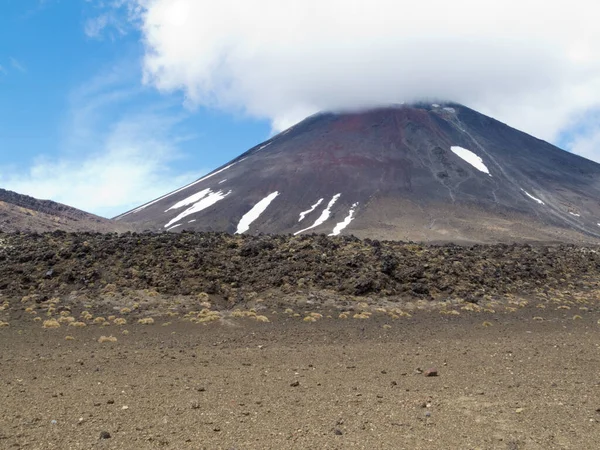 恩高鲁霍山的活火山锥体 从新西兰北岛汤加里罗国家公园的汤加里罗阿尔卑斯山穿越轨道看到 — 图库照片