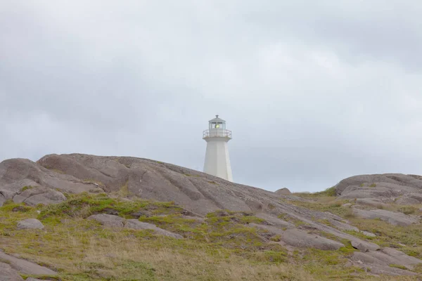 位于加拿大纽芬兰拉布拉多省东部最东部的长矛角灯塔国家历史遗址的新的功能性灯塔 加拿大新泽西州拉布拉多 — 图库照片