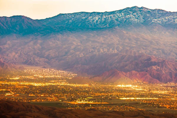 Palm Springs Üdülővárosának Éjszakai Fényei San Jacinto Hegység Mögött Városi — Stock Fotó