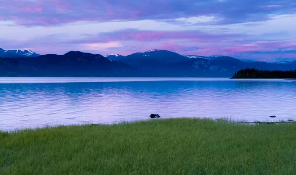 Calmo Início Noite Verão Paisagem Lago Laberge Território Yukon Canadá — Fotografia de Stock