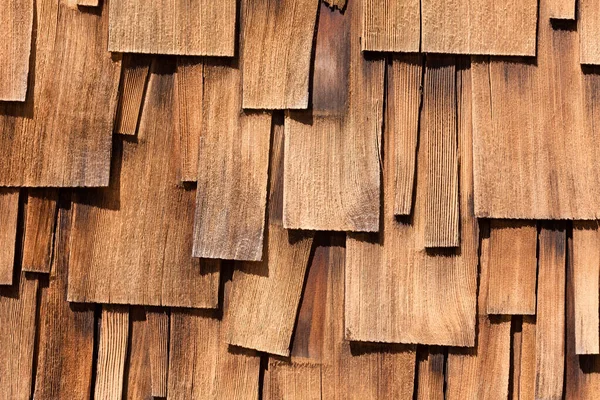 西紅杉を重ねた異常なテクスチャパターンの抽象的な背景住宅の建物のための天然有機木製の壁の側面 — ストック写真