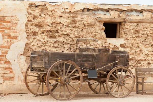 Vintage Heritage Horse Cart Standing Front Weathered Mud Brick Wall — Stockfoto