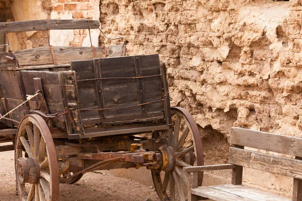Historische Paardenwagen Voor Verweerde Modderstenen Muur Geschiedenis Scene Bij Tucson — Stockfoto