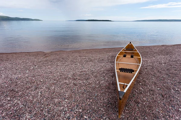 穏やかな湖の砂利の海岸でカヌーオンタリオ州 カナダの優れた水の荒野 屋外での冒険旅行の準備ができて — ストック写真