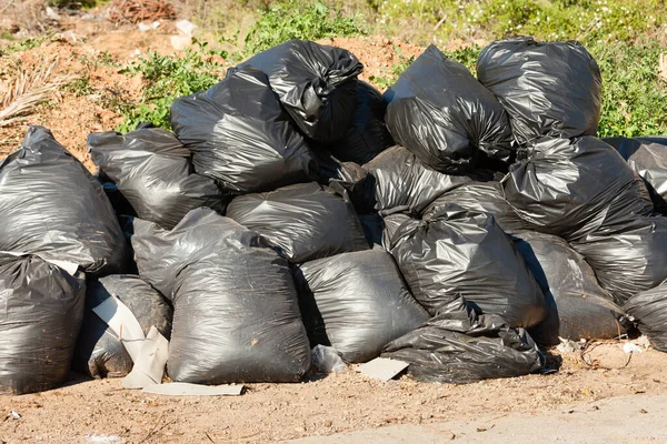 Pilha Resíduos Domésticos Sacos Lixo Preto Despejados Estrada — Fotografia de Stock