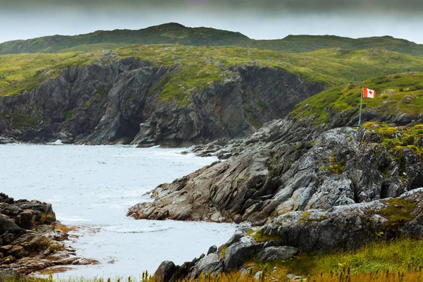加拿大西北部纽芬兰省荒芜的海岸景观中的枫叶加拿大旗杆 — 图库照片