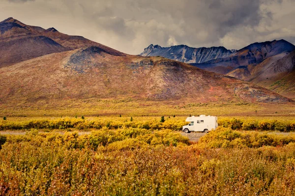 Dempster Highway Adventure Wohnmobil Herbstlicher Tundra Landschaft Des Tombstone Territorial — Stockfoto